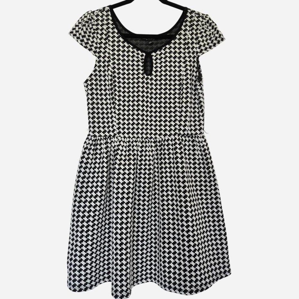 Houndstooth skater dress cap sleeves round neckline black and white Juniors L